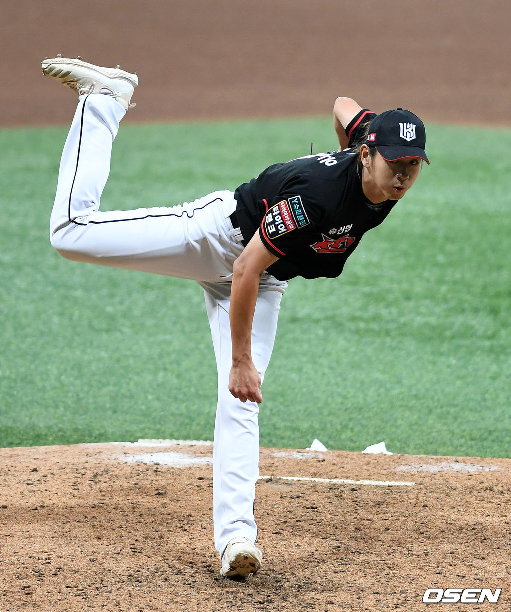 6일 오후 서울 고척스카이돔에서 ‘2020 신한은행 SOL KBO 리그’ 키움 히어로즈와 KT 위즈의 경기가 열렸다.5회말 KT 이대은이 역투하고 있다. /sunday@osen.co.kr