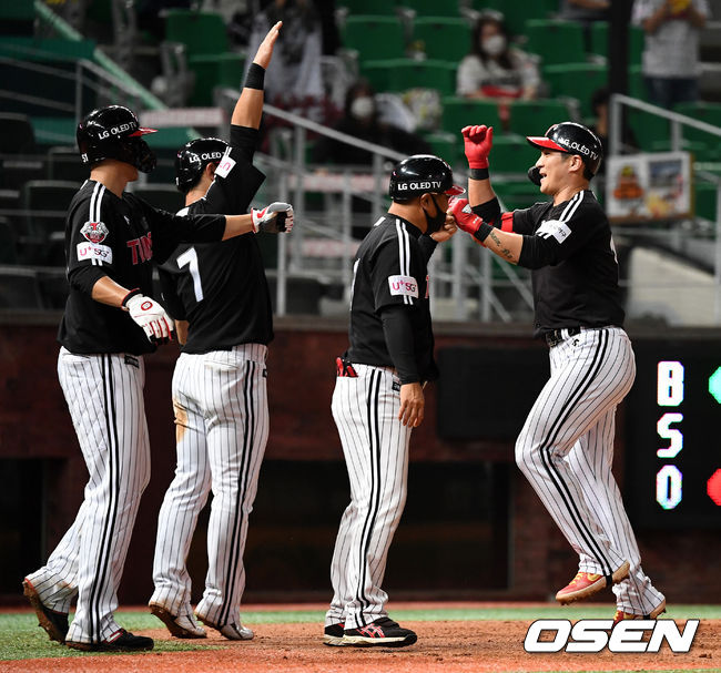 5회초 2사 1, 3루 상황 LG 오지환이 달아나는 우중간 스리런포를 날리고 홈을 밟은 뒤 김호 코치, 홍창기-정주현과 기뻐하고 있다. / dreamer@osen.co.kr