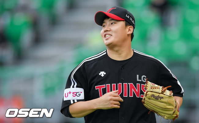 30일 오후 인천SK행복드림구장에서 KBO리그 SK 와이번스와 LG 트윈스의 경기가 진행됐다.1회말 1사 3루 SK 최정의 내야땅볼때 LG 임찬규 선발투수가 3루 주자 최지훈을 홈태그아웃을 시킨뒤 미소 짓고 있다. / soul1014@osen.co.kr