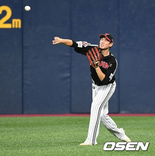 4회말 1사 2,3루에서 키움 김혜성의 적시타 때 LG 홍창기가 타구를 한번 놓치며 뒤늦게 송구하고 있다. /sunday@osen.co.kr