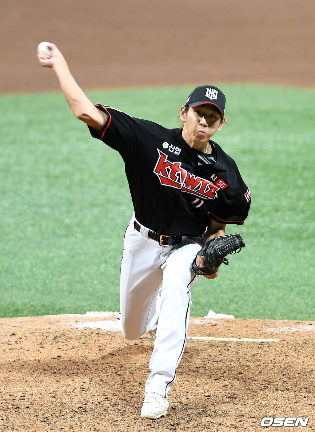 6일 오후 서울 고척스카이돔에서 ‘2020 신한은행 SOL KBO 리그’ 키움 히어로즈와 KT 위즈의 경기가 열렸다.5회말 KT 이대은이 역투하고 있다. /sunday@osen.co.kr