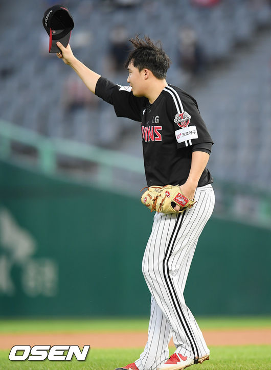 30일 오후 인천SK행복드림구장에서 KBO리그 SK 와이번스와 LG 트윈스의 경기가 진행됐다.4회말 1사 LG 임찬규가 SK 채태인의 안타성 타구를 호수비 펼치며 잡아낸 김민성 3루수를 향해 고마움을 표시하고 있다. / soul1014@osen.co.kr