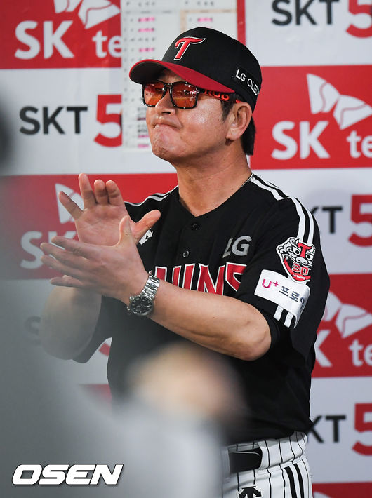 6회말 이닝종료 후 LG 류중일 감독이 박수를 치며 선수들을 독려하고 있다. / soul1014@osen.co.kr
