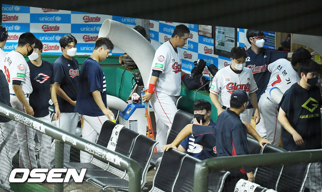 롯데 선수들이 경기를 마치고 퇴장하고 있다. /rumi@osen.co.kr
