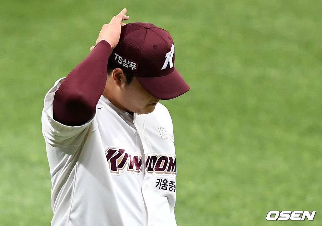 6일 오후 서울 고척스카이돔에서 ‘2020 신한은행 SOL KBO 리그’ 키움 히어로즈와 KT 위즈의 경기가 열렸다.8회초 2사 1,2루에서 KT 장성우를 외야플라이로 처리한 키움 조상우가 더그아웃으로 가고 있다. /sunday@osen.co.kr