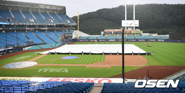 6일 오후 대구삼성라이온즈파크에서 KBO리그 삼성 라이온즈와 NC 다이노스의 더블헤더 2차전이 진행된다.경기 앞서 우천으로 경기시작이 지연되고 있다. / soul1014@osen.co.kr