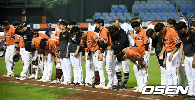 경기 종료 후 한화 선수들이 그라운드에서 인사하고 있다. / dreamer@osen.co.kr