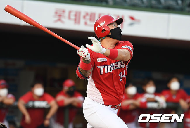 KIA 최형우가 홈런을 때려내고 있다. /youngrae@osen.co.kr
