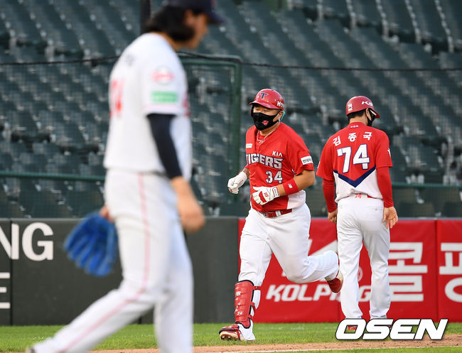 9회초 2사 1,3루 KIA 최형우가 스리런 홈런을 때린 뒤 베이스를 돌고 있다. /youngrae@osen.co.kr
