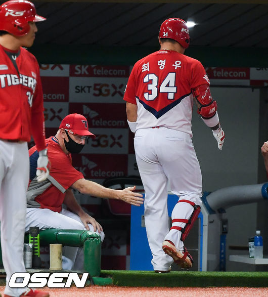 4회초 1사 KIA 최형우가 동점 솔로홈런을 날리고 윌리엄스 감독의 축하를 받고 있다. / soul1014@osen.co.kr