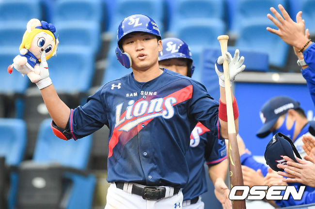 6일 오후 대구라이온즈파크에서 KBO리그 삼성 라이온즈와 NC 다이노스의 경기가 진행됐다.5회말 1사 1루 삼성 박해민이 선취 2점 홈런을 날리고 동료들의 축하를 받고 있다.  / soul1014@osen.co.kr