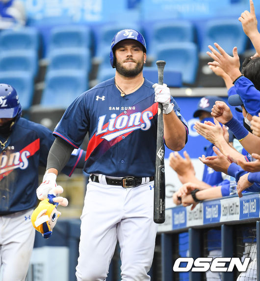 6일 오후 대구라이온즈파크에서 KBO리그 삼성 라이온즈와 NC 다이노스의 경기가 진행됐다.5회말 2사 1루 삼성 팔카가 2점 홈런을 날리고 동료들의 축하를 받고 있다. / soul1014@osen.co.kr