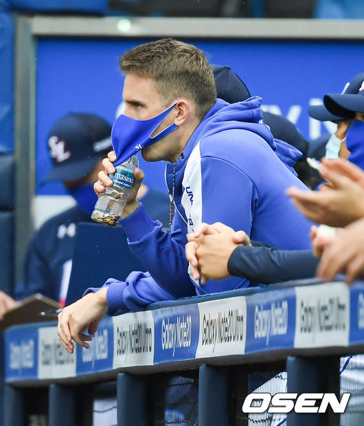 6일 오후 대구라이온즈파크에서 KBO리그 삼성 라이온즈와 NC 다이노스의 경기가 진행됐다.4회초 삼성 뷰캐넌이 더그아웃에서 마스크로 입을 가린채 해바라기 씨를 먹고 있다. / soul1014@osen.co.kr