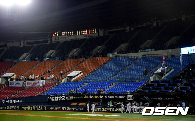 경기를 마치고 LG 선수들이 그라운드를 나서고 있다. /jpnews@osen.co.kr