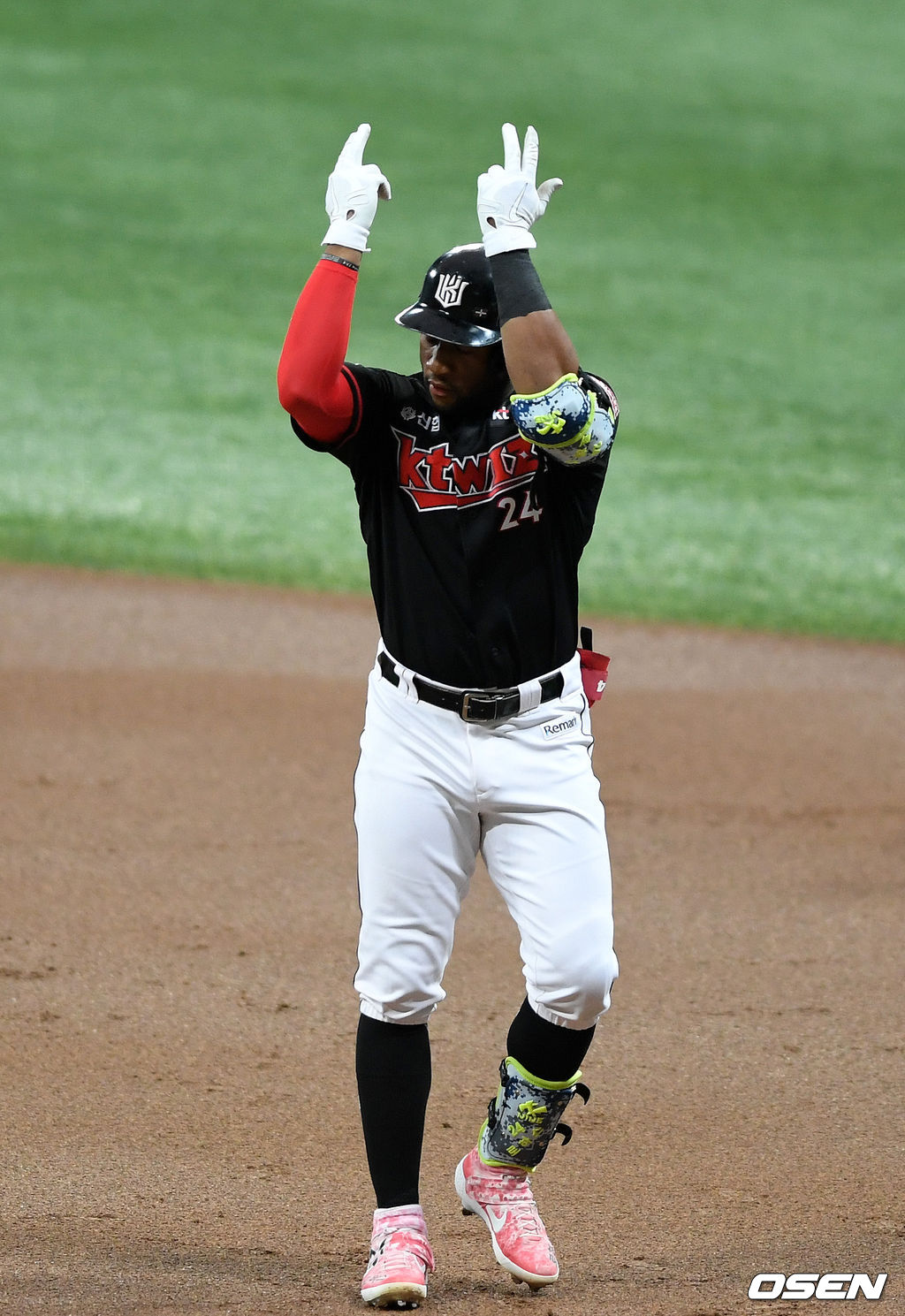 1회초 1사에서 KT 로하스가 좌전 안타를 치고 환호하고 있다. /sunday@osen.co.kr