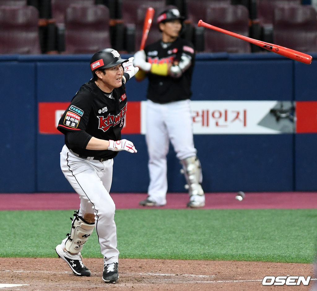 6일 오후 서울 고척스카이돔에서 ‘2020 신한은행 SOL KBO 리그’ 키움 히어로즈와 KT 위즈의 경기가 열렸다.8회초 2사 1,2루에서 KT 유한준이 역전타를 치고 있다. /sunday@osen.co.kr