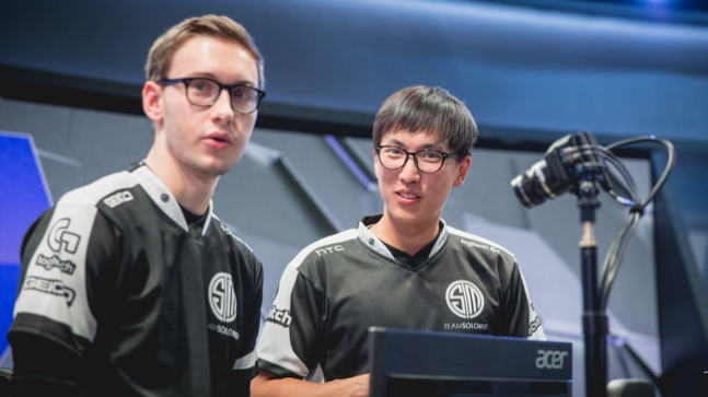 '비역슨' 소렌 비어그(왼쪽)와 '더블리프트' 일리앙 펭. /라이엇 게임즈 플리커.