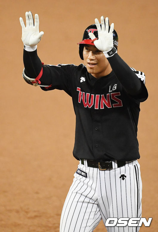 4일 오후 대구 삼성 라이온즈 파크에서 ‘2020 신한은행 SOL KBO리그’ 삼성 라이온즈와와 LG 트윈스의 경기가 열렸다.9회초 2사 주자 만루 LG 이천웅이 우중간 동점 2타점 적시타를 날린 후 1루에서 기뻐하고 있다./ rumi@osen.co.kr