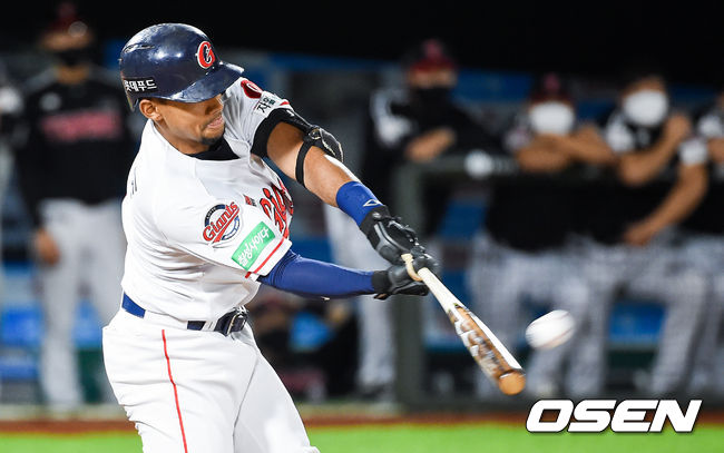  7일 오후 부산 사직구장에서 2020 KBO리그 롯데 자이언츠와 LG 트윈스의 경기가 진행됐다.  2회말 1사 1루 롯데 마차도가 2점 홈런을 날리고 있다. / soul1014@osen.co.kr