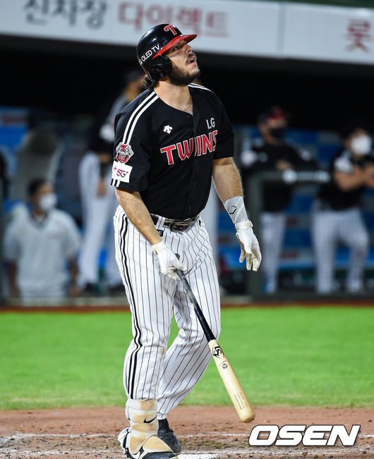 7일 오후 부산 사직구장에서 2020 KBO리그 롯데 자이언츠와 LG 트윈스의 경기가 진행됐다.  3회초 2사 3루 LG 라모스가 2점 홈런을 날리고 있다. 시즌 31호 홈런을 날린 라모스는 이병규 코치가 갖고 있던 LG 한시즌 최다 홈런을 경신했다./ soul1014@osen.co.kr