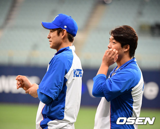 국가대표팀 이정후, 강백호가 동료들의 훈련을 지켜보며 미소짓고 있다. /jpnews@osen.co.kr