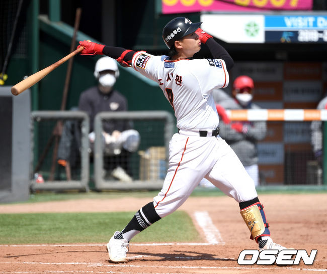 한화 노시환이 2루타를 날리고 있다. / dreamer@osen.co.kr