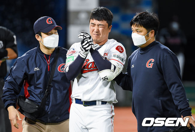 6회말 롯데 선두타자 정훈이 LG 김대현의 투구에 맞은뒤 교체아웃되고 있다. / soul1014@osen.co.kr