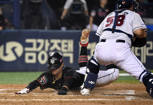 15일 오후 서울 잠실야구장에서 ‘2020 신한은행 SOL KBO 리그’ 두산베어스와 KT 위즈의 경기가 열렸다. 7회초 2사 1루에서 KT 황재균의 좌전 적시 2루타 때 1루주자 강백호가 홈으로 쇄도하고 있다. /sunday@osen.co.kr