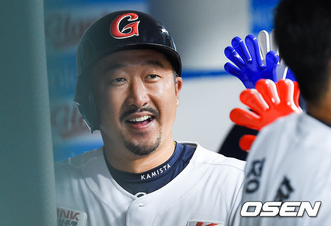  7일 오후 부산 사직구장에서 2020 KBO리그 롯데 자이언츠와 LG 트윈스의 경기가 진행됐다.  2회말 1사 롯데 이병규가 백투백 홈런을 날린뒤 미소 짓고 있다 / soul1014@osen.co.kr