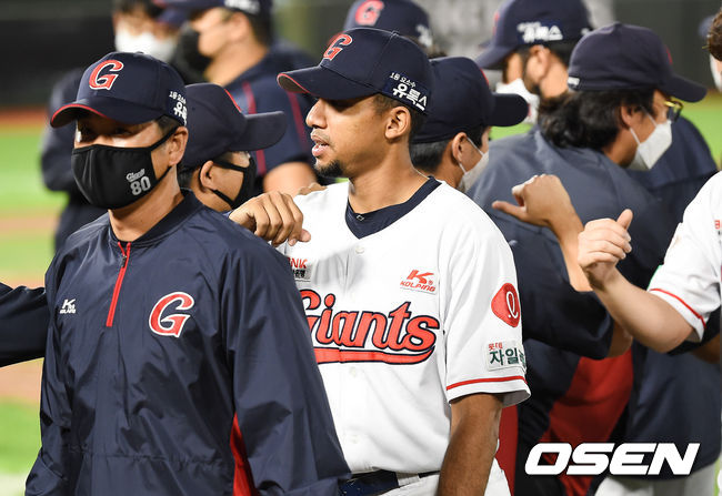 경기종료 후 롯데 마차도가 승리의 기쁨을 나누고 있다. / soul1014@osen.co.kr