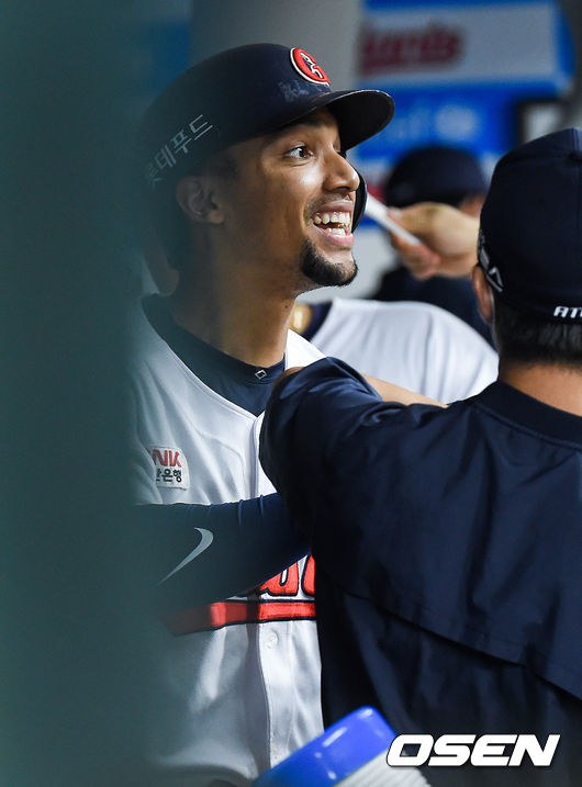 7일 오후 부산 사직구장에서 2020 KBO리그 롯데 자이언츠와 LG 트윈스의 경기가 진행됐다. 2회말 1사 1루 롯데 마차도가 2점 홈런을 날리고 동료들의 축하를 받고 있다. / soul1014@osen.co.kr