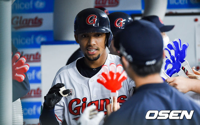  7일 오후 부산 사직구장에서 2020 KBO리그 롯데 자이언츠와 LG 트윈스의 경기가 진행됐다.  2회말 1사 1루 롯데 마차도가 2점 홈런을 날리고 동료들의 축하를 받고 있다. / soul1014@osen.co.kr