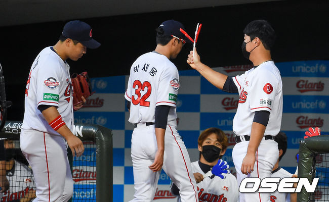 1회초 이닝종료 후 롯데 선발 박세웅이 동료의 축하를 받으며 더그아웃으로 들어가고 있다. / soul1014@osen.co.kr