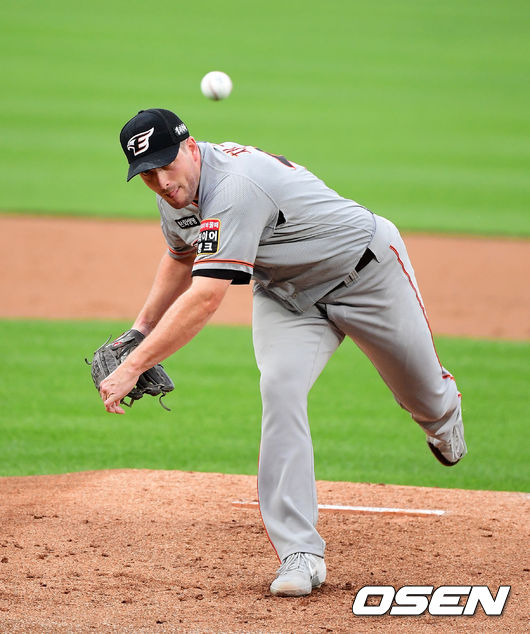 23일 오후 대구삼성라이온즈파크에서 ‘2020 신한은행 SOL KBO리그’ 삼성 라이온즈와 한화 이글스의 경기가 열렸다.1회말 한화 채드벨이 역투하고 있다. /jpnews@osen.co.kr