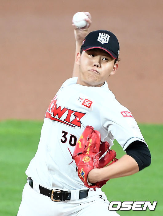 KT 위즈 신인 투수 소형준이 8월 MVP로 뽑혔다.