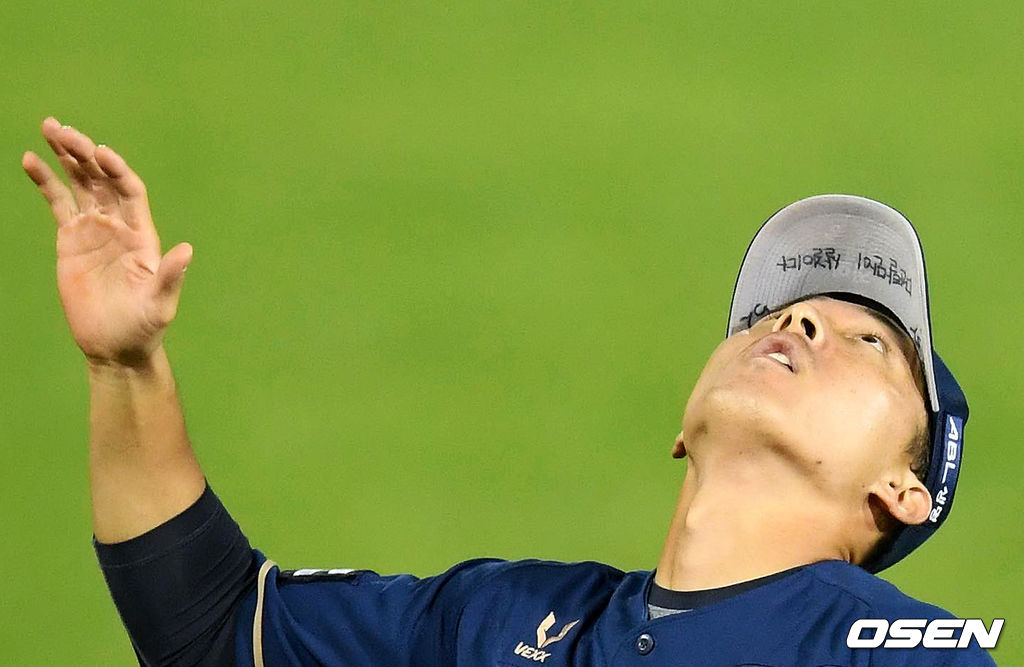 지난 4일 오후 서울 잠실야구장에서 열린 ‘2020 신한은행 SOL KBO리그’ LG 트윈스와 NC 다이노스의 경기에서 NC 노진혁이 7회말 1사 2,3루에서 LG 양석환의 타구를 처리하고 있다./jpnews@osen.co.kr