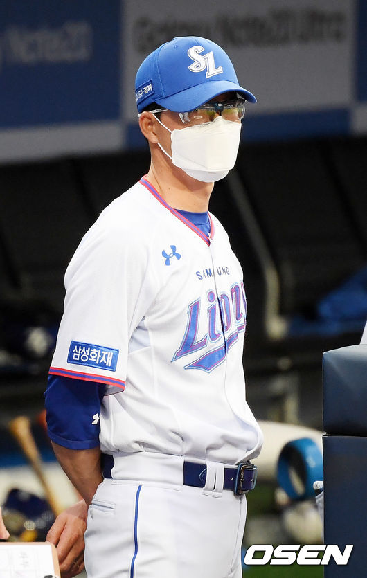 삼성 허삼영 감독이 덕아웃에서 경기를 주시하고 있다./ rumi@osen.co.kr