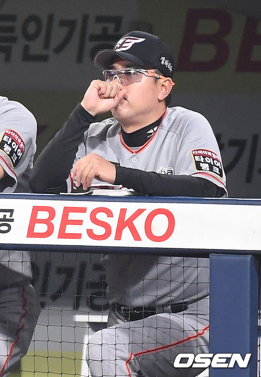 30일 오후 대구 삼성라이온즈파크에서 '2020 신한은행 SOL KBO리그' 삼성 라이온즈와 한화 이글스의 경기가 열렸다.한화 최원호 감독대행이 경기를 지켜보고 있다. /youngrae@osen.co.kr