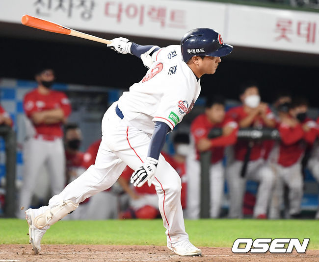 4일 오후 부산 사직야구장에서 '2020 신한은행 SOL KBO리그' 롯데 자이언츠와 KIA 타이거즈의 경기가 열렸다.8회말 2사 1,2루 롯데 정훈이 적시타를 때려내고 있다. /youngrae@osen.co.kr