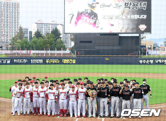 8일 오후 광주-기아 챔피언스필드에서 ‘2020 신한은행 SOL KBO리그’ KIA 타이거즈와 LG 트윈스의 경기가 열렸다.경기 시작을 앞두고 현역 마지막 광주 방문경기를 앞둔 LG 박용택에게 KIA 선수단이 기념식을 마련했다. 양 팀 선수들이 모두 모여 그라운드에서 기념촬영을 갖고 있다. / dreamer@osen.co.kr