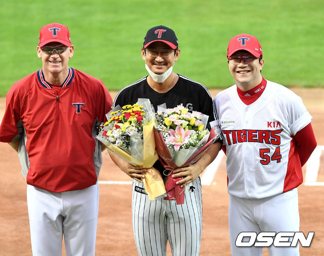 8일 오후 광주-기아 챔피언스필드에서 ‘2020 신한은행 SOL KBO리그’ KIA 타이거즈와 LG 트윈스의 경기가 열렸다.경기 시작을 앞두고 현역 마지막 광주 방문경기를 앞둔 LG 박용택에게 KIA 윌리엄스 감독과 주장 양현종이 축하 꽃다발을 건넨 뒤 기념촬영을 하고 있다. / dreamer@osen.co.kr
