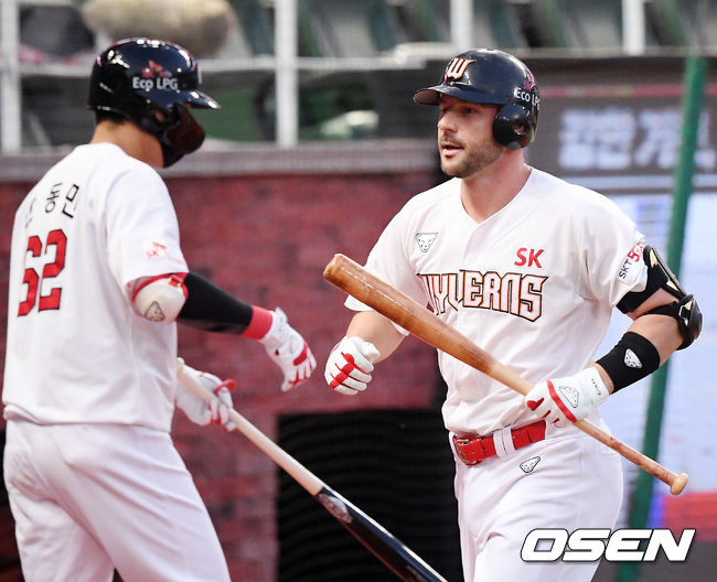 1회말 2사 주자 2루 SK 로맥이 좌월 선취 투런 홈런을 날린 후 홈을 밟으며 한동민과 하이파이브 포즈를 취하고 있다./ rumi@osen.co.kr
