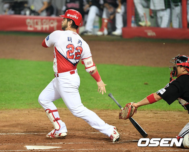 8일 오후 광주-기아 챔피언스필드에서 ‘2020 신한은행 SOL KBO리그’ KIA 타이거즈와 LG 트윈스의 경기가 열렸다. 7회말 2사 1, 3루 상황 KIA 터커가 역전 2타점 우중간 2루타를 날리고 있다. / dreamer@osen.co.kr