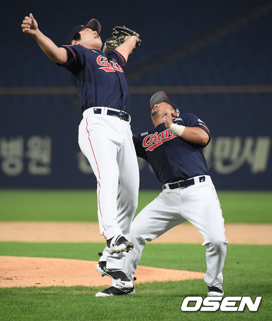 1회말 1사 2루 NC 알테어의 내야뜬공을 롯데 김대우 투수가 실책으로 놓치고 있다./ soul1014@osen.co.kr