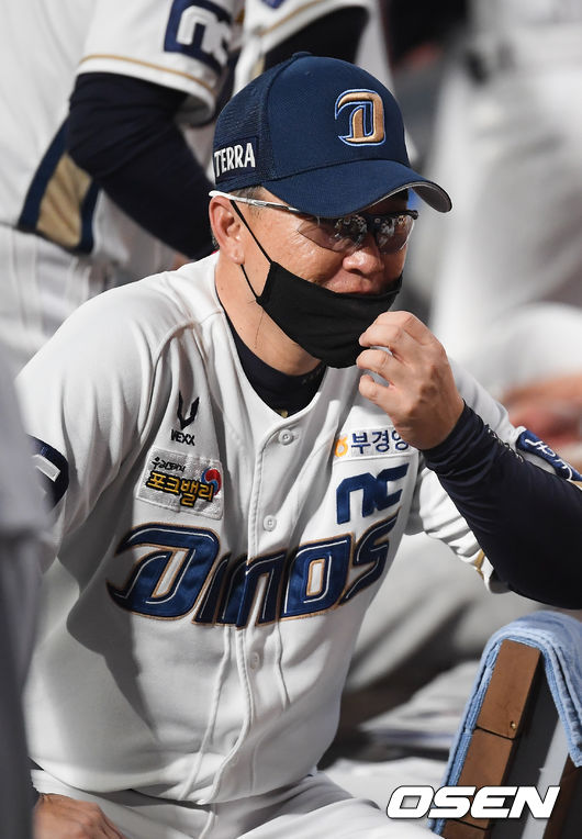 8일 오후 창원시 마산회원구 창원NC파크에서 KBO리그 NC 다이노스와 롯데자이언츠의 경기가 진행됐다.8회말 이닝종료 후 NC 이동욱 감독이 김형준 포수와 이야기를 나누고 있다. / soul1014@osen.co.kr
