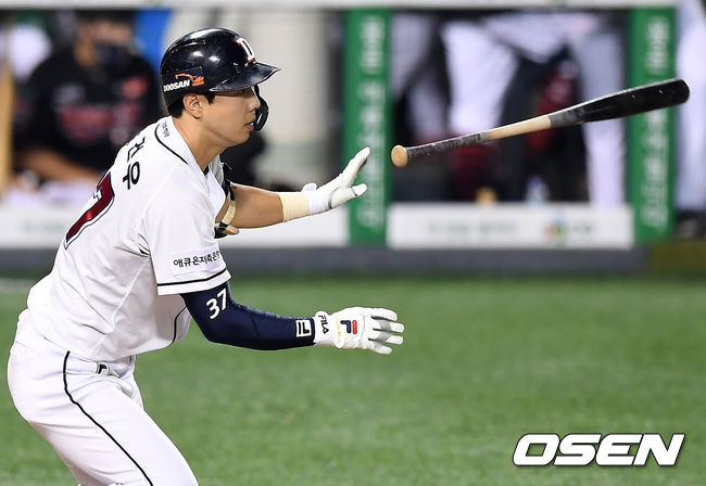 8일 오후 서울 잠실야구장에서 '2020 신한은행 SOL KBO리그' 두산 베어스와 KT 위즈의 경기가 열렸다. 5회말 무사 두산 박건우가 안타를 때려내고 있다. /youngrae@osen.co.kr
