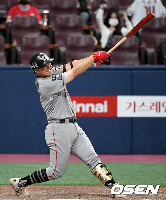 11일 서울 고척스카이돔에서 ‘2020 신한은행 SOL KBO리그’ 키움 히어로즈와 한화 이글스의 경기가 열렸다.연장 10회초 2사 1, 2루 한화 노시환이 삼진으로 물러나고 있다./ks0919@osen.co.kr