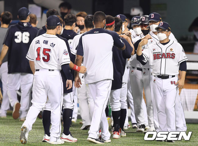 두산은 8일 서울 잠실구장에서 열린 ‘2020 신한은행 SOL KBO리그’ KT 위즈와의 팀 간 9차전에서 8-0으로 승리했다. 두산은 3연승을 만들며 시즌 56승 3무 43패로 4위가 됐다. 6연승 기세를 잇지 못한 KT는 55승 1무 44패로 공동 4위에서 5위가 됐다.승리를 거둔 두산 김태형 감독이 선수들과 세레머니를 하고 있다. /youngrae@osen.co.kr