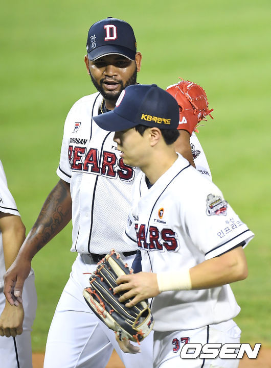 8일 오후 서울 잠실야구장에서 '2020 신한은행 SOL KBO리그' 두산 베어스와 KT 위즈의 경기가 열렸다. 5회초 2사 만루 두산 알칸타라가 KT 유한준의 타구를 잡아낸 박건우와 기뻐하고 있다. /youngrae@osen.co.kr