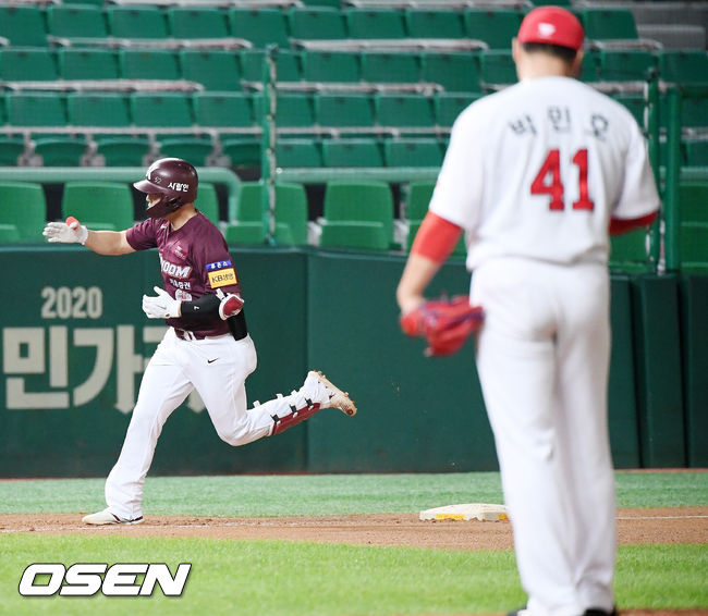 6회초 2사 주자 1루 키움 김하성이 좌월 투런 홈런을 날린 후 그라운드를 돌고 있다. /rumi@osen.co.kr